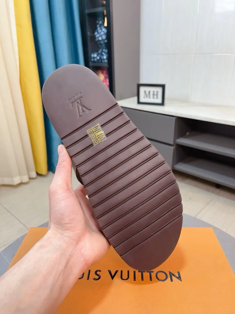 Men's shoes 💰360🌹🌹 (lv-Louis Vuitton) new men's sandals, high-end boutique, exquisite embossed logo decoration on the upper, fine workmanship, super soft soles, casual, loose and comfortable, a must-have in summer! \nsize：38-44